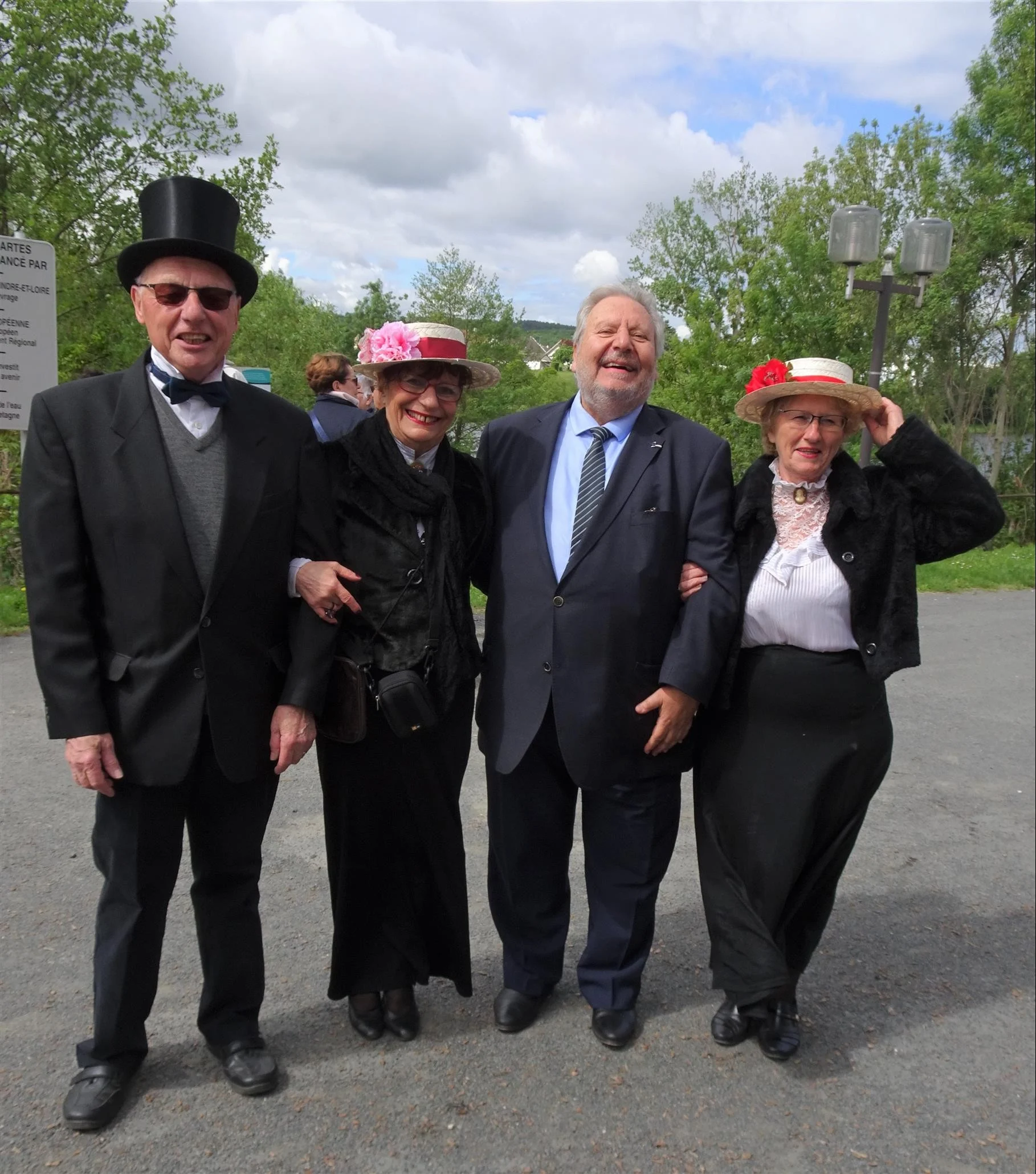 G trouve exposition inauguration 07 photos de groupes